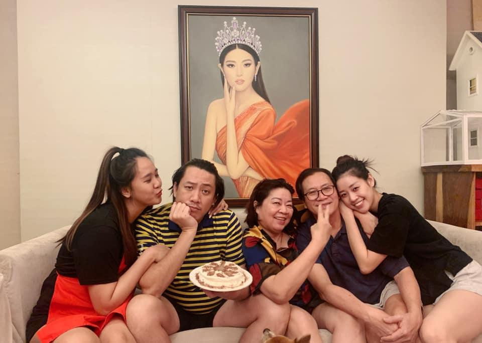 Gia đình Hoa hậu Khánh Vân quây quần trong mùa dịch.