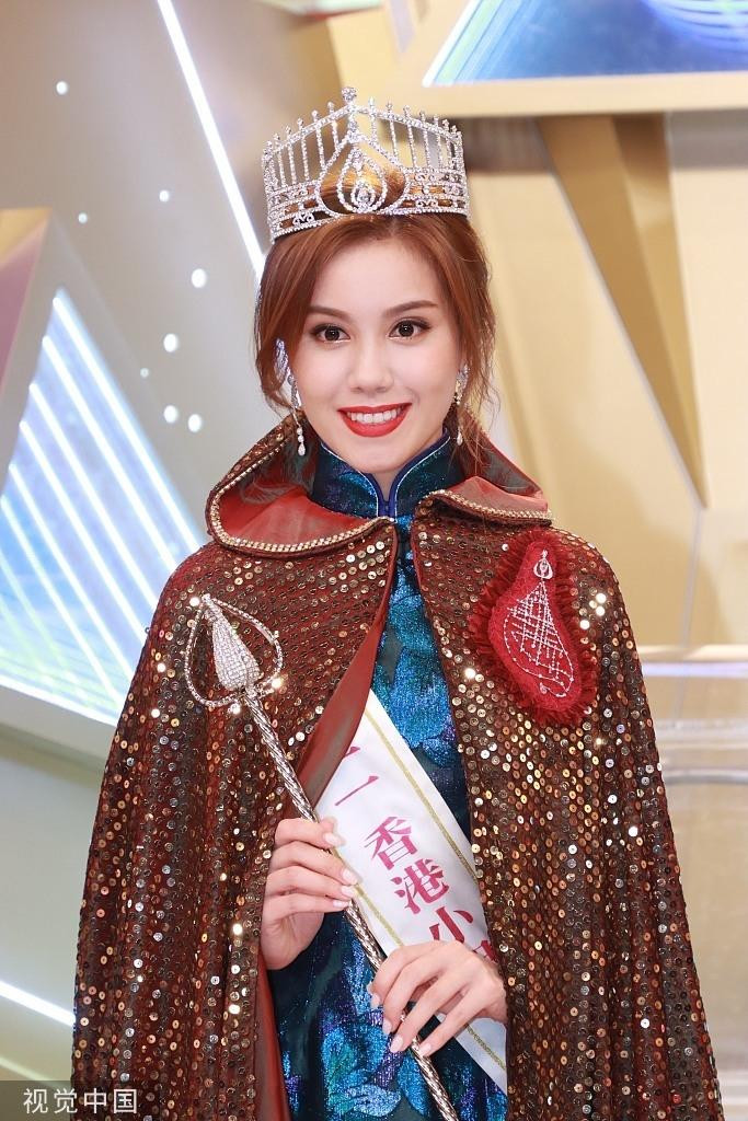 Người đẹp thừa hưởng nhan sắc xinh đẹp từ mẹ là Văn Bảo Tuyết - á hậu cuộc thi Hoa hậu Macau 1990 và có bố mang nửa dòng máu Bồ Đào Nha.