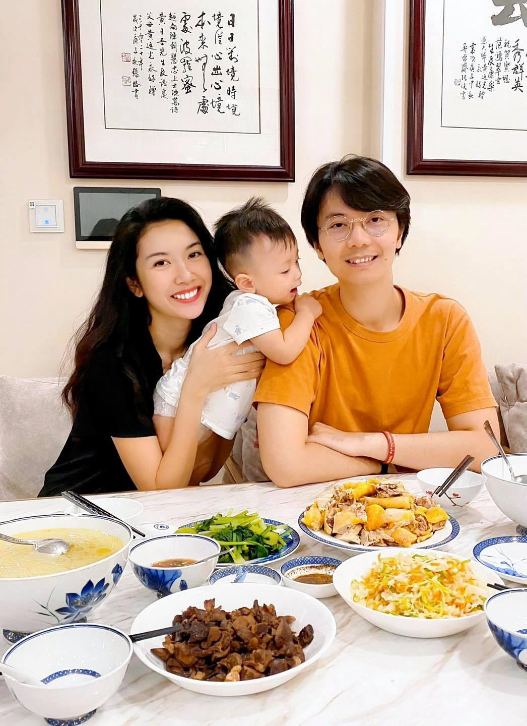 Á hậu Thuý Vân khoe ảnh gia đình hạnh phúc bên ông xã và con trai.