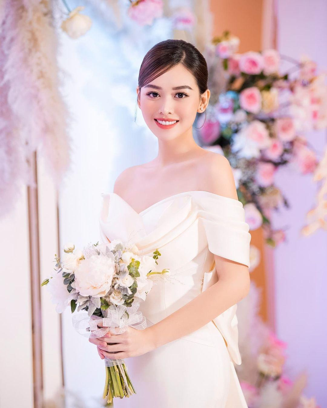 Trong ngày trọng đại của mình, Tường San hoá thành một cô dâu vô cùng xinh đẹp, kiêu sa với bộ váy cưới trễ vai tuyệt đẹp.