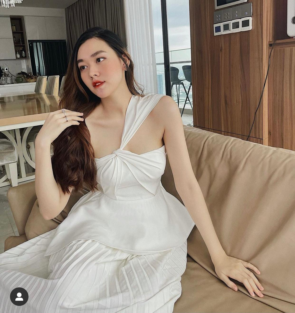 Á hậu Tường San diện bộ váy quai chéo tông màu trắng thanh lịch, tinh khôi.