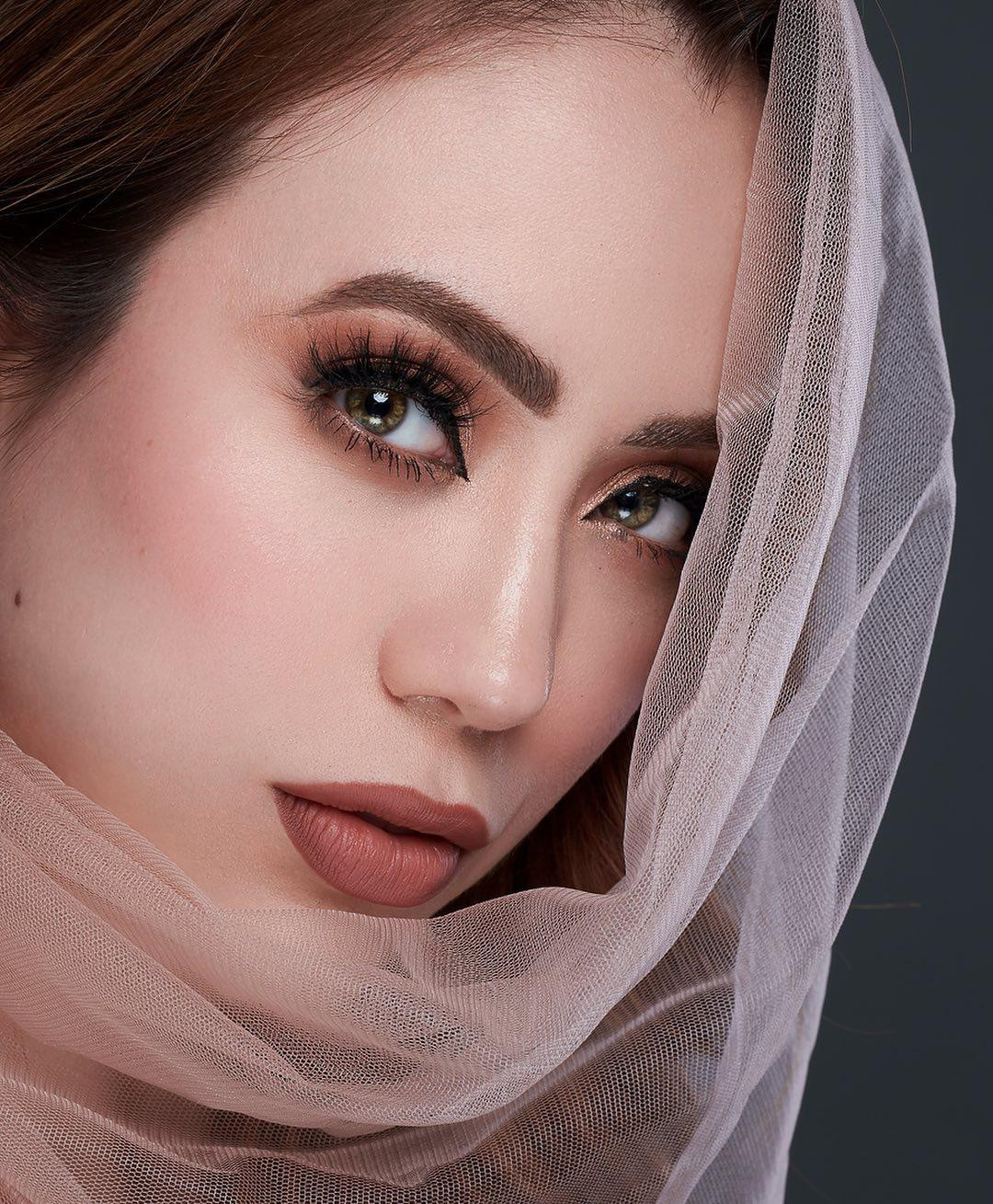 Cô đồng thời là một ca sĩ giọng soprano và có khả năng chơi piano.