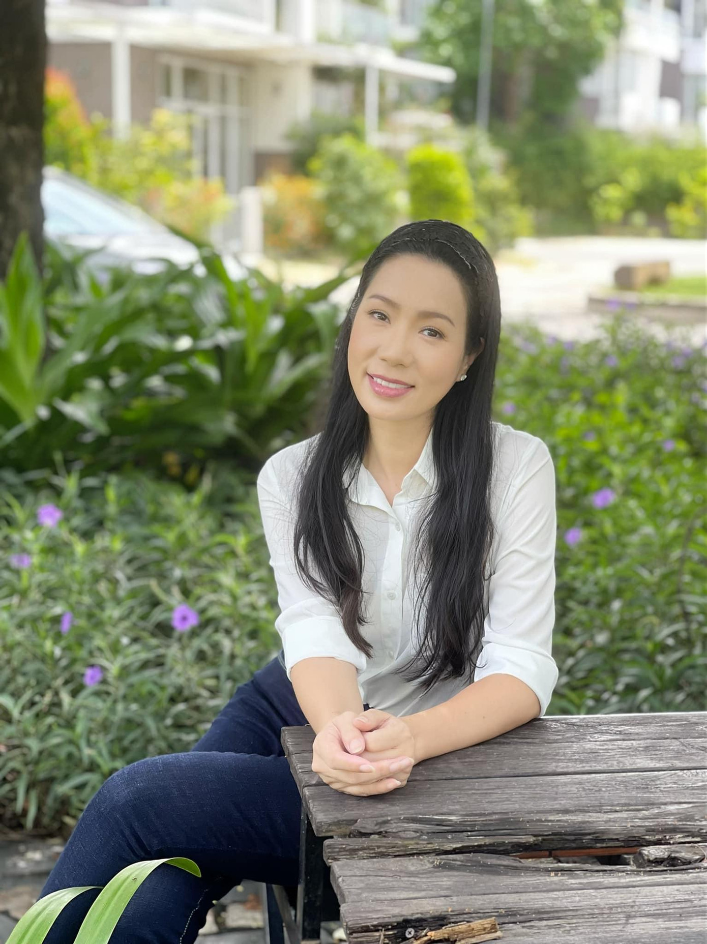 Á hậu Trịnh Kim Chi đẹp tinh khôi như nữ sinh với áo sơ-mi trắng.