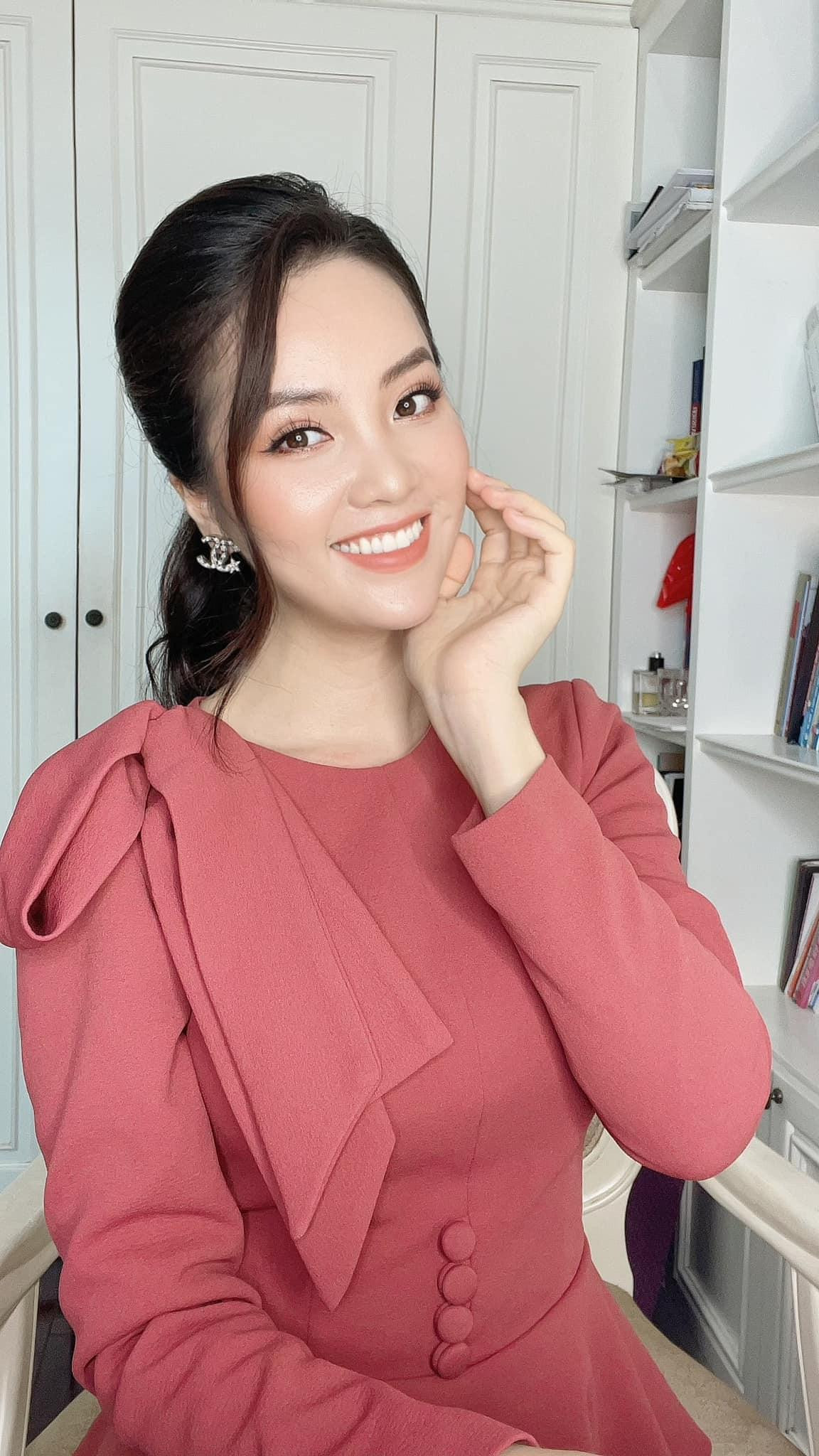 Người đẹp khoe nhan sắc xinh đẹp, yêu kiều với bộ váy kín đáo, thanh lịch.