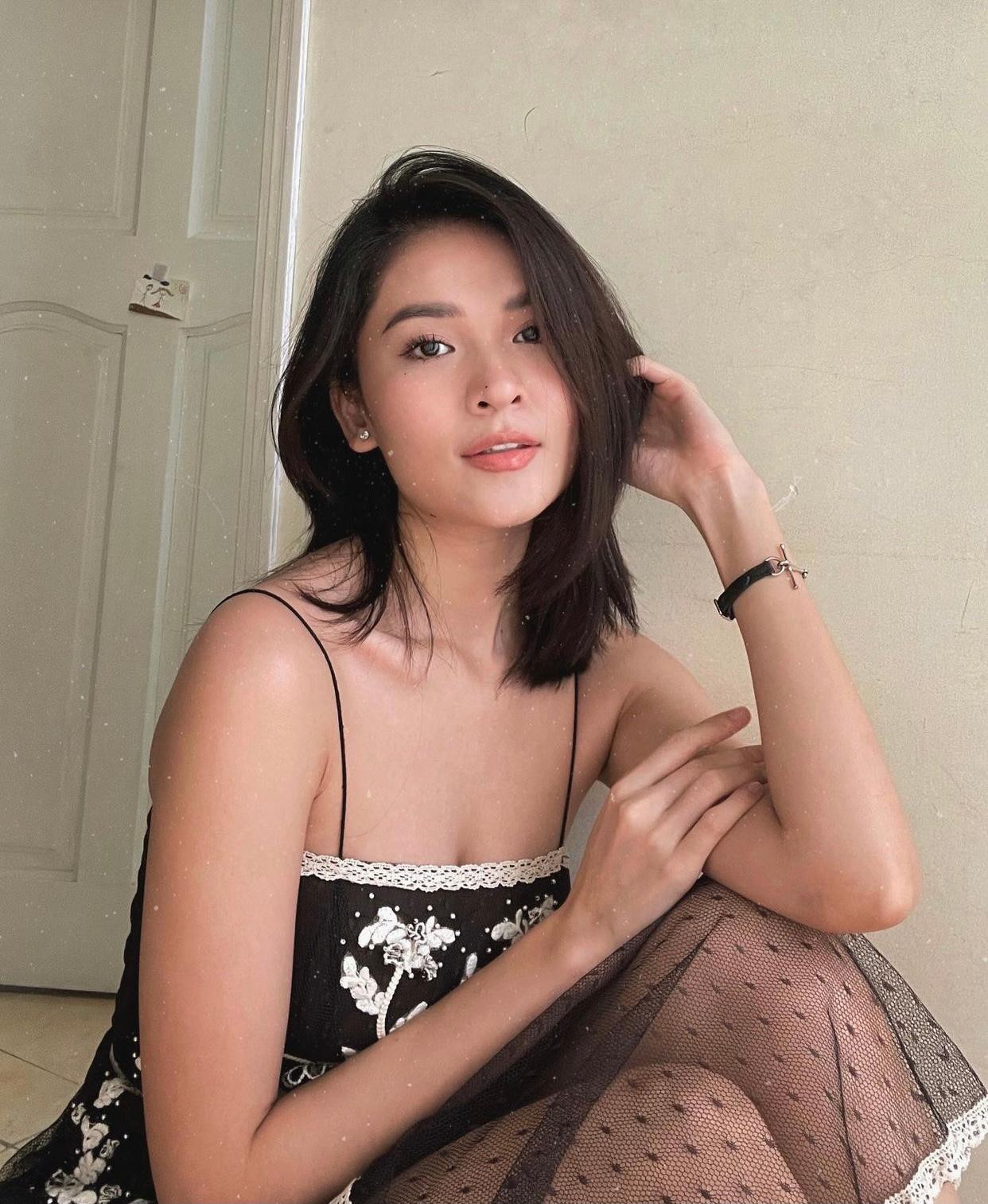 Không hẹn mà gặp, Á hậu Thuỳ Dung cũng lựa chọn phong cách kiêu sa, thanh lịch khi ở nhà giãn cách.