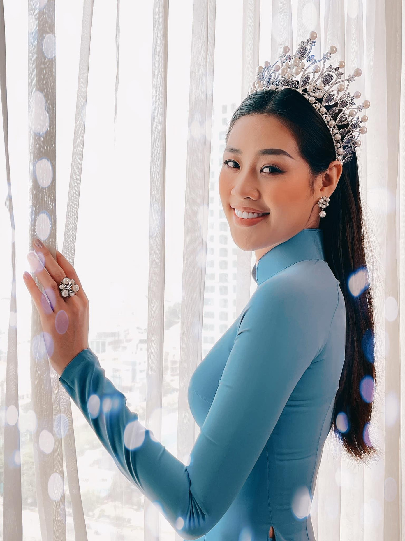 Hoa hậu Khánh Vân khoe sắc dịu dàng với áo dài xanh duyên dáng.