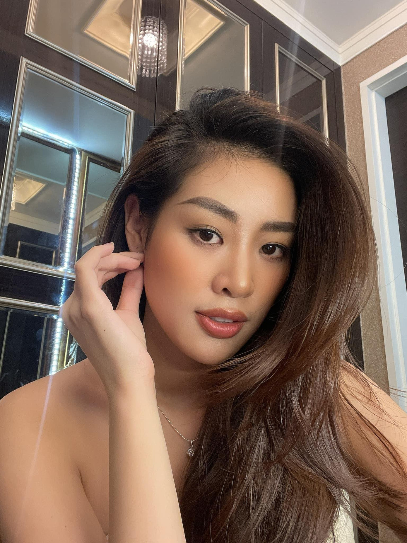 Hoa hậu Khánh Vân khoe vai trần mảnh mai, gợi cảm.