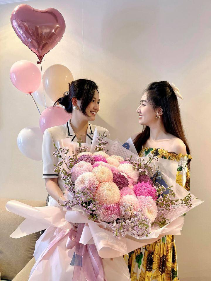 Á hậu Thanh Tú cũng có mặt trong tiệc sinh nhật của chị gái.