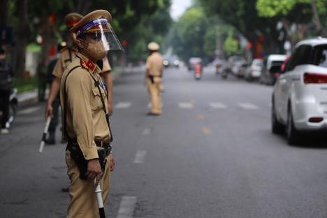 Tổ 141 được hướng dẫn và sử dụng tấm chắn giọt bắn khi thực hiện nhiệm vụ.