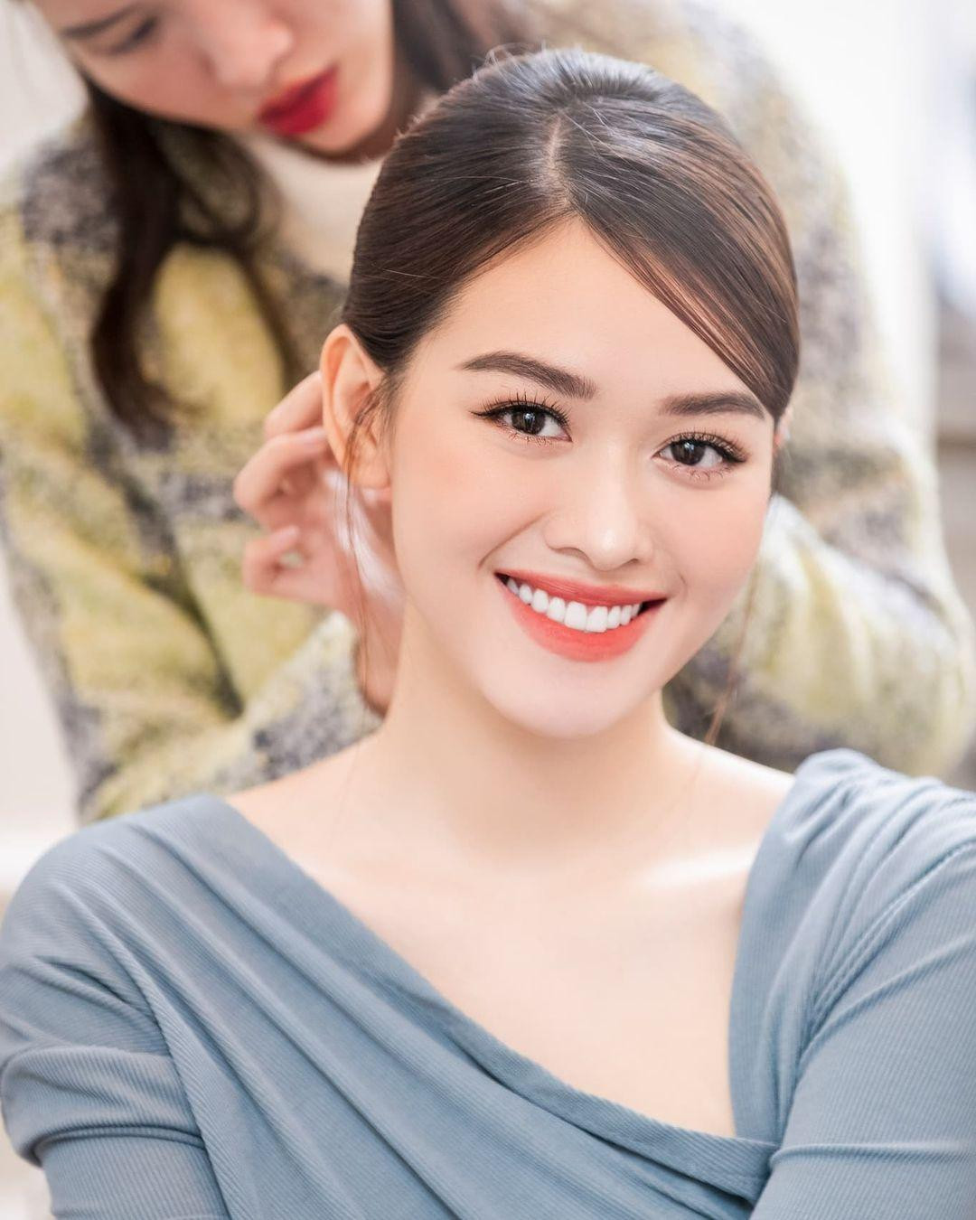 Nhan sắc xinh đẹp tựa 'nữ thần' của Tường San khi chuẩn bị cho ngày lễ trọng đại khiến các fans phải xao xuyến.