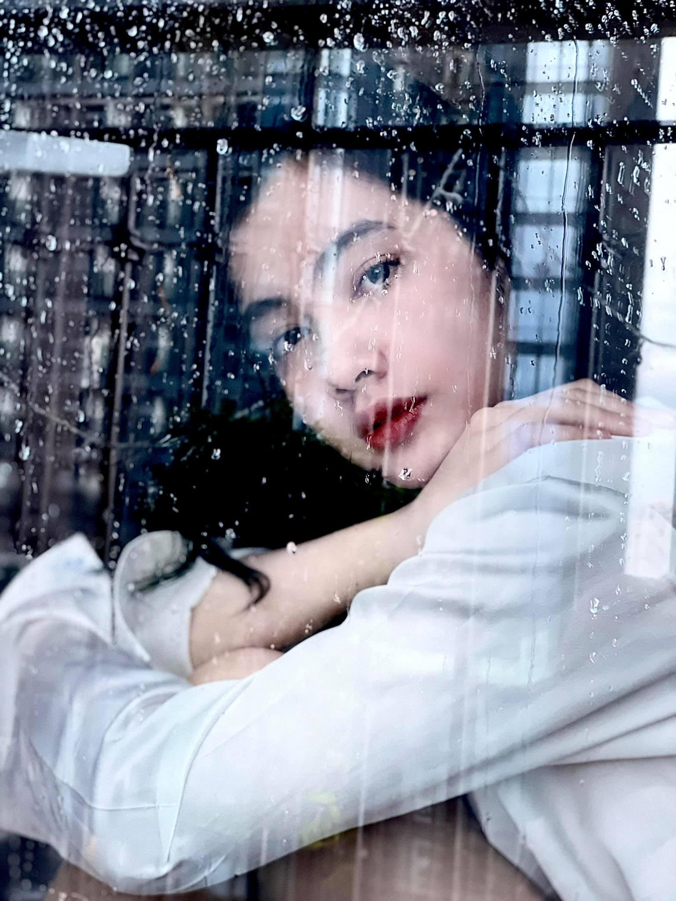 Người đẹp Cẩm Đan khoe nhan sắc xinh đẹp, lãng mạn trong ngày mưa Sài Gòn.