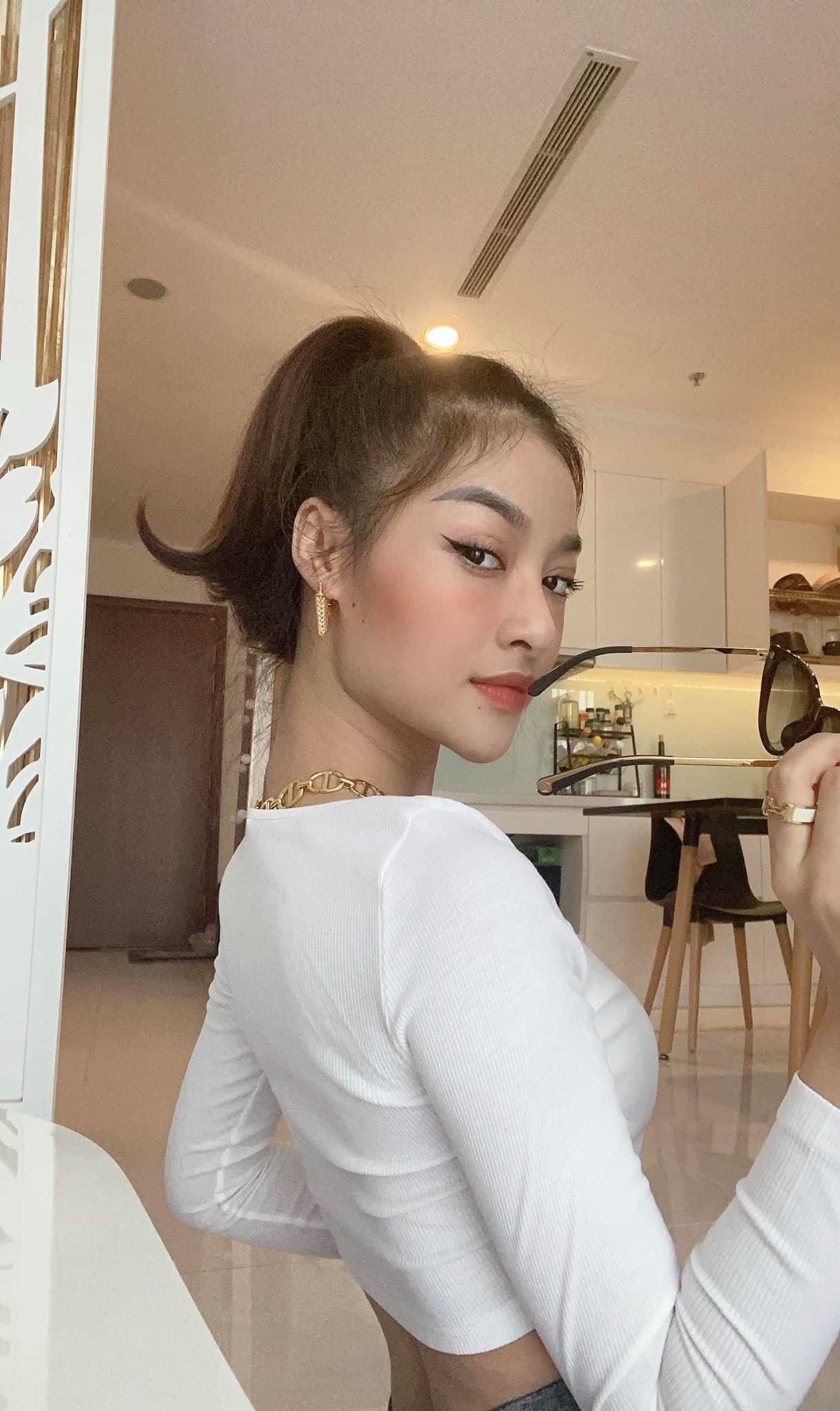 Ở nhà giãn cách nhưng Á hậu Kiều Loan vẫn cực kỳ xinh đẹp, sành điệu khi diện áo crop-top trắng khoe vòng eo thon quyến rũ.