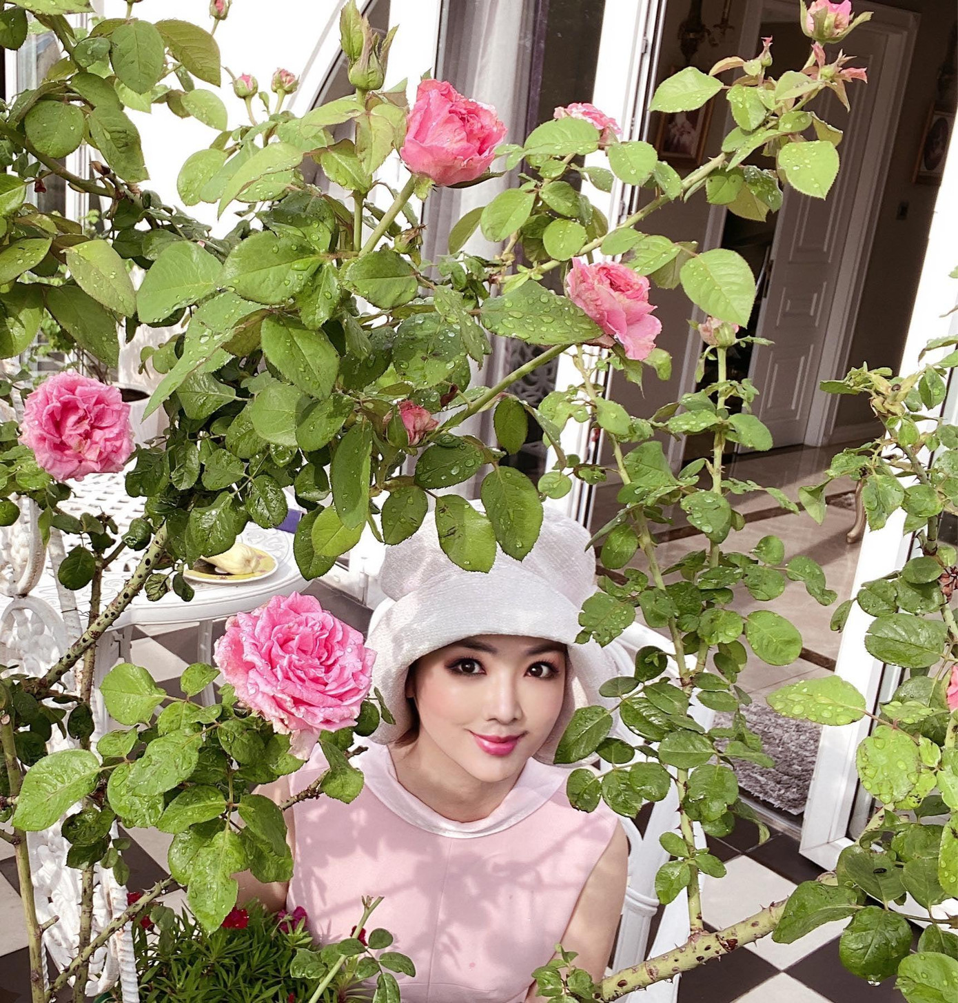 Hoa hậu Đền Hùng Giáng My khoe nhan sắc xinh đẹp trong vườn hồng.