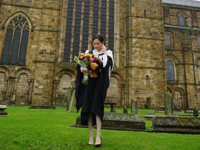 Trên trang cá nhân, chân dài thường khoe ảnh đi du lịch nhiều nơi như Pháp, Anh, Các tiểu vương quốc Ả Rập Thống nhất.