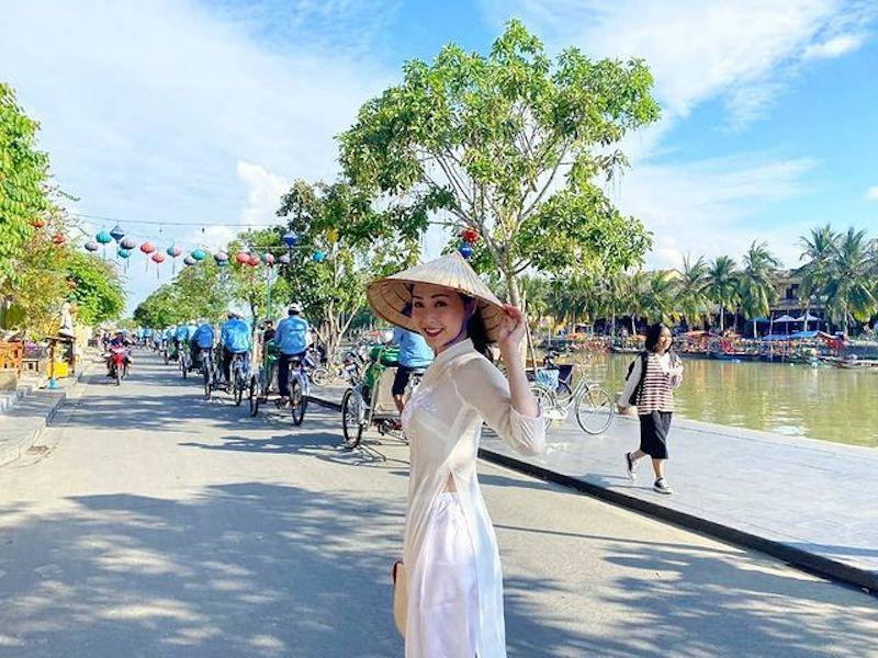 Cách đây không lâu, Thiệu Sơ từng đăng ảnh mặc áo dài trắng, đội nón lá khi chụp ảnh ở phố cổ Hội An.