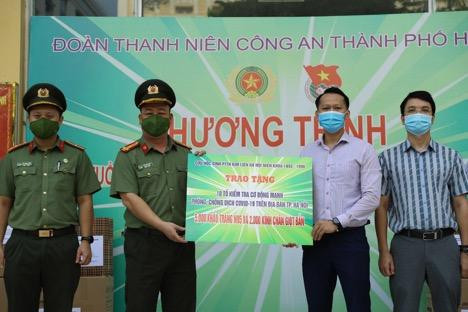 Cựu học sinh trường THPT Kim Liên Hà Nội niên khóa 1993-1996 trao tặng 5.000 khẩu trang y tế N95, 2.000 kính chắn giọt bắn cho Thượng tá Trần Văn Hùng, Chánh văn phòng Đảng ủy Công an TP Hà Nội.
