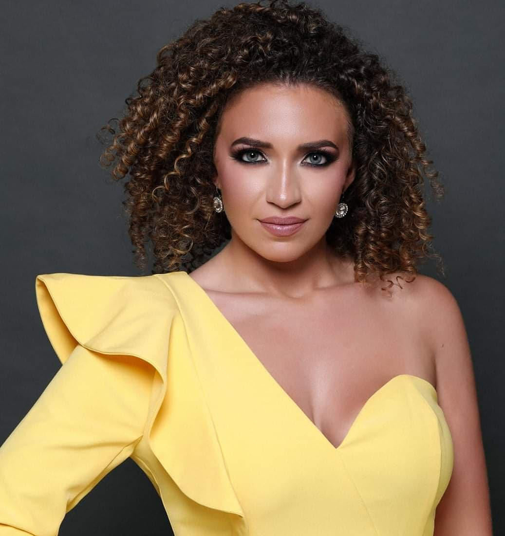 Jade hiện đang là một người mẫu kiêm giáo viên mẫu giáo tại quê nhà. Tân Hoa hậu năm nay 26 tuổi, sở hữu vóc dáng nóng bỏng và kinh nghiệm thi thố sắc đẹp đáng nể.