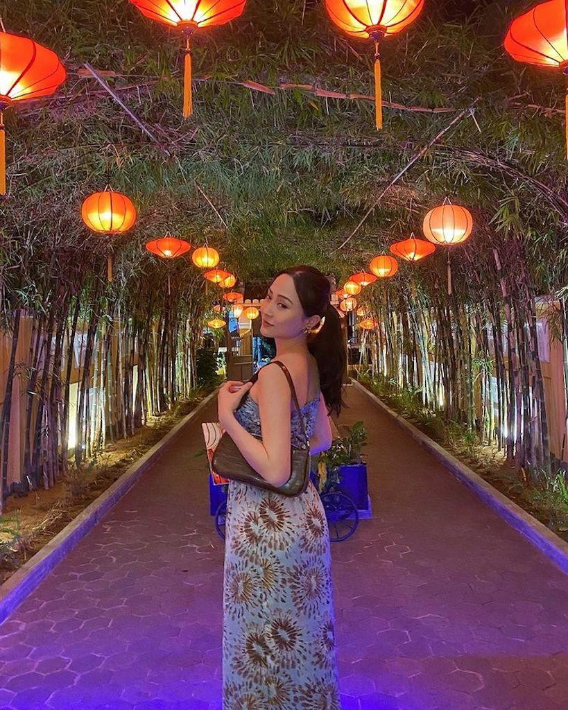 Người đẹp tận hưởng chuyến du lịch về thăm quê nhà Việt Nam.