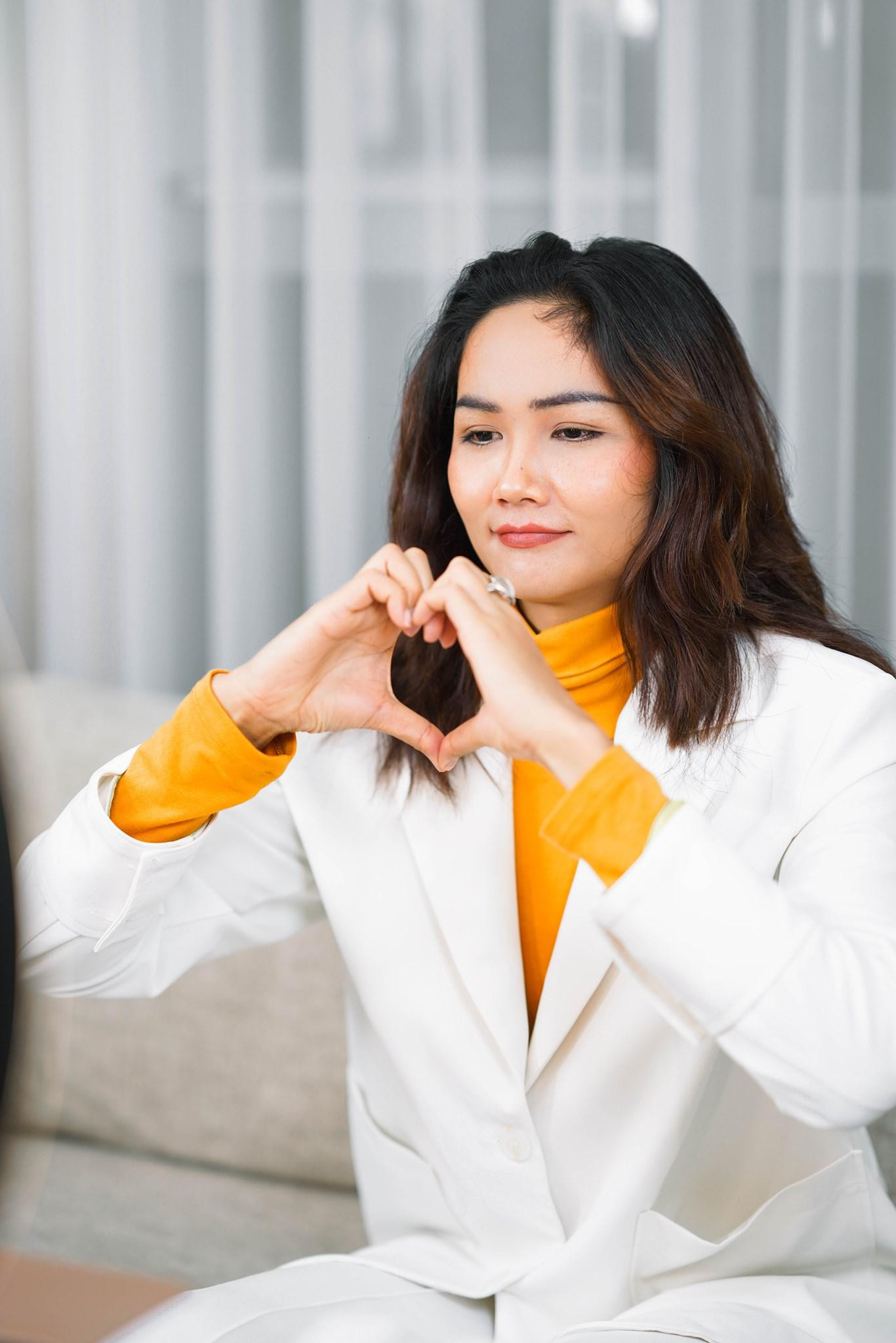 Hoa hậu H'Hen Niê khoe vẻ dễ thương khi ở nhà livestream.