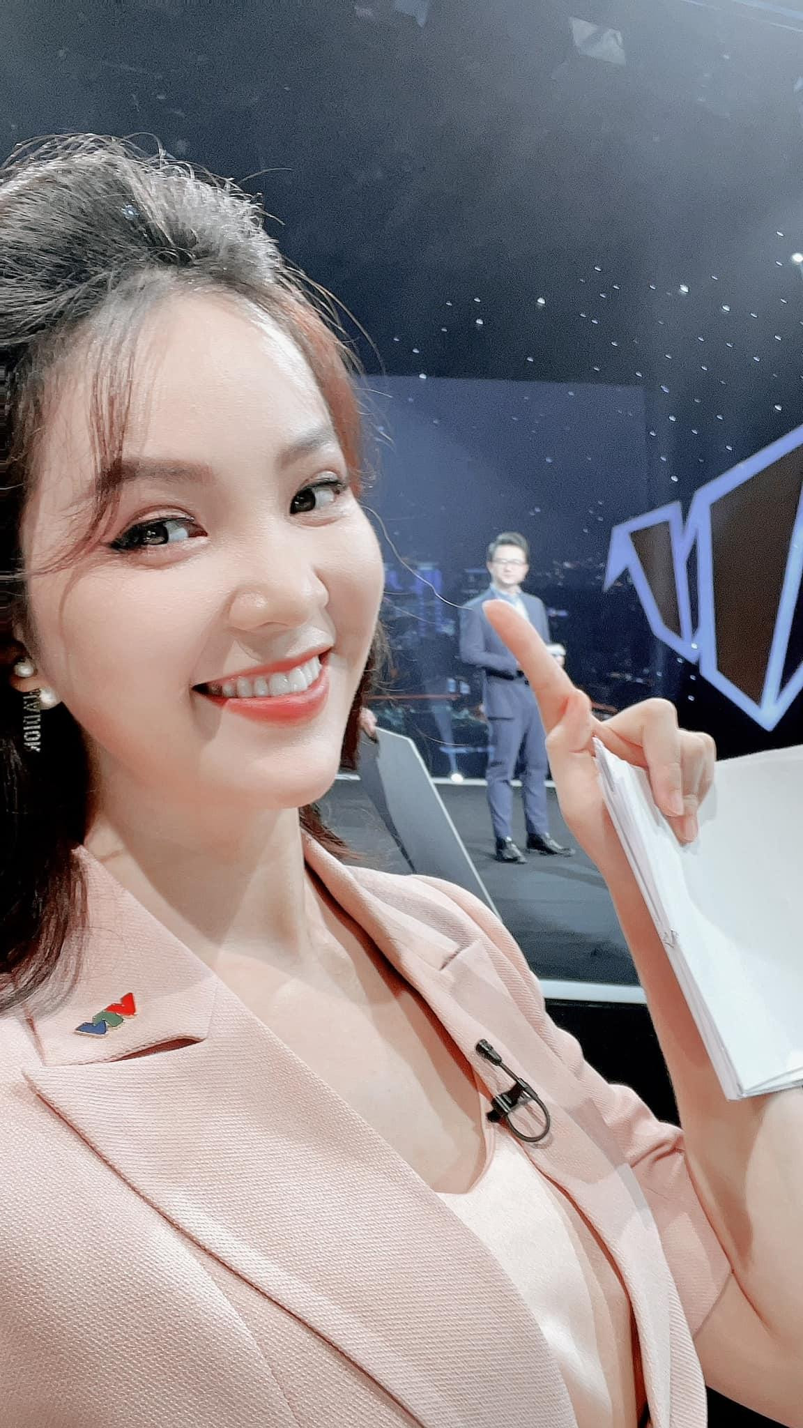 Á hậu Thuỵ Vân xinh tươi trên trường quay chương trình Gala Việc tử tế tháng 9.