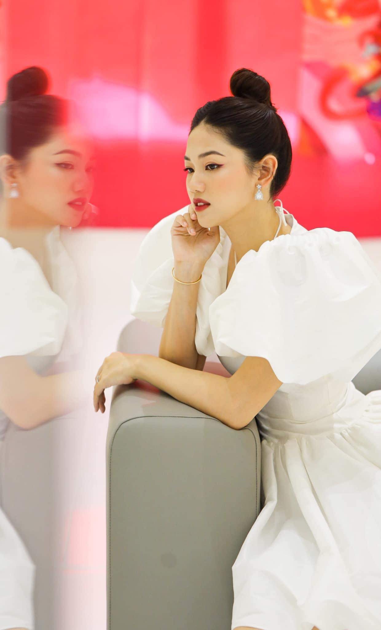 Á hậu Thanh Tú khoe dáng yêu kiều trong bộ váy trắng độn vai lạ mắt.