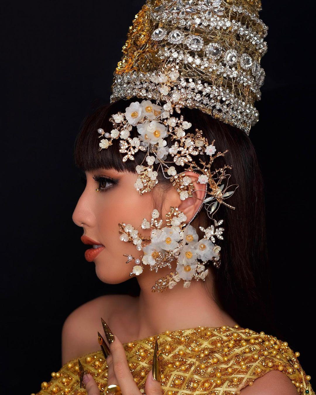 Tạo hình của Thuỳ Tiên được lấy cảm hứng từ MV Lalisa của cô nàng Lisa (BLACKPINK) đang gây bão trên mạng xã hội.