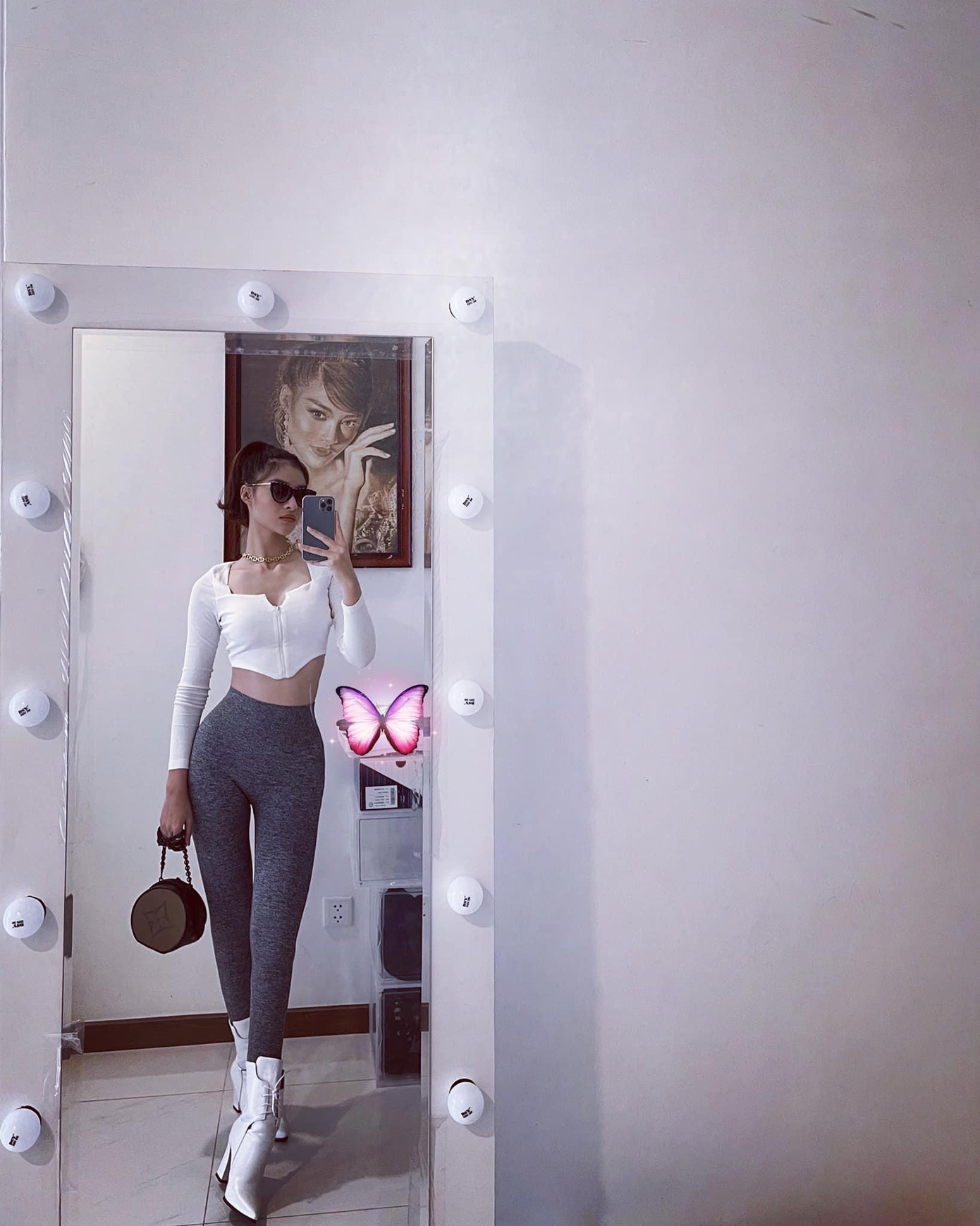 Á hậu Kiều Loan diện crop-top khoe vòng eo săn chắc, nóng bỏng.