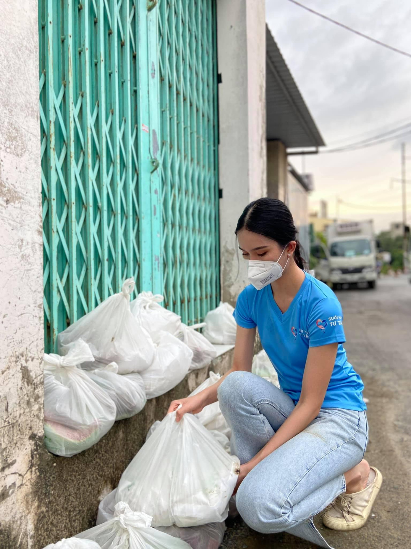 Á hậu Phương Anh chăm chỉ đi làm từ thiện trong mùa dịch.