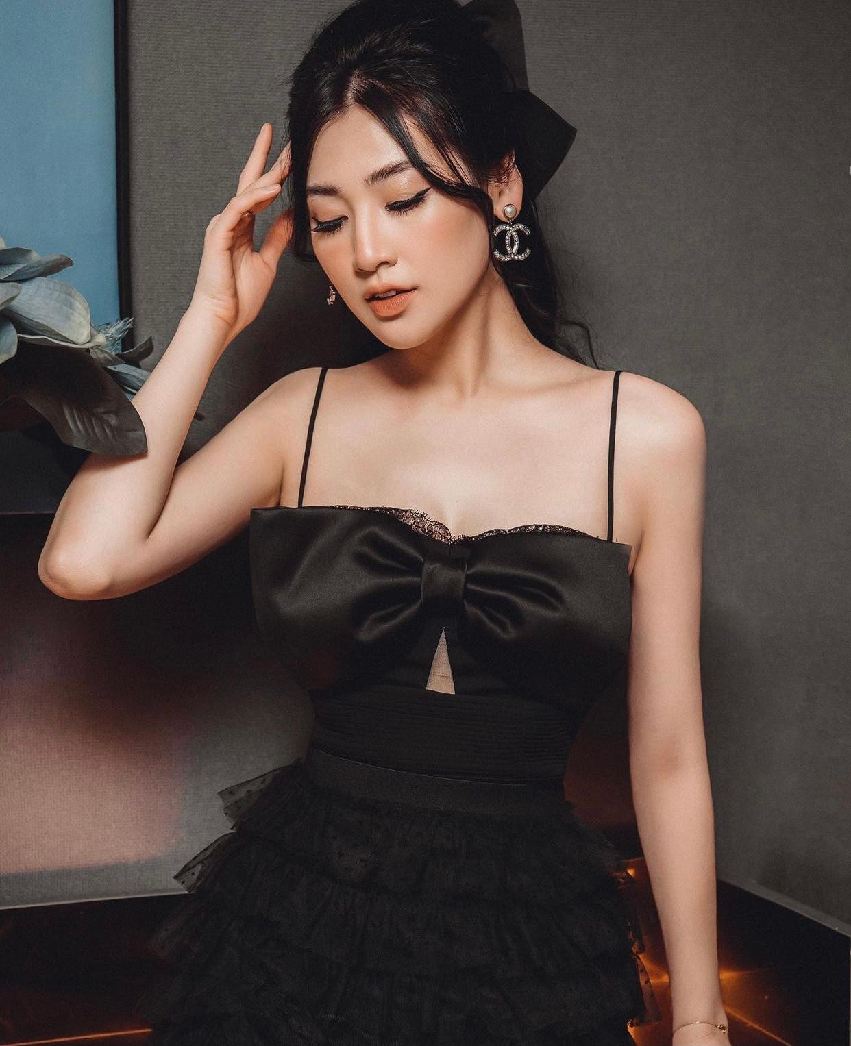 Á hậu Tú Anh xinh đẹp, yêu kiều như một nàng tiểu thư trong bộ váy đen xếp ly cầu kỳ.