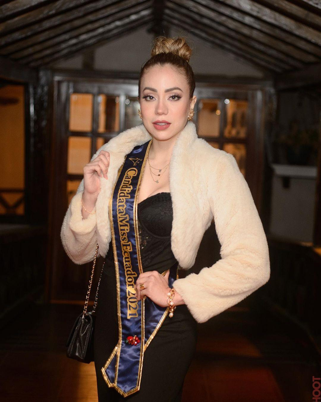 Mặc dù vậy gu ăn mặc của cô không đánh giá cao. Người đẹp thường sử dụng phụ kiện là áo lông, khăn choàng lông, càng khiến cho cô thêm già trước tuổi.