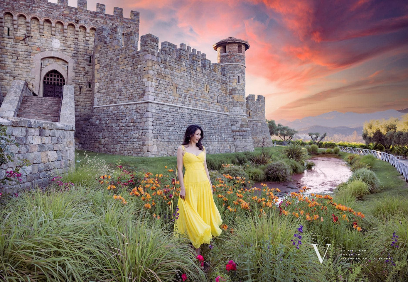 Hoa hậu Hà Kiều Anh đẹp như một nàng công chúa dạo chơi ở lâu đài.