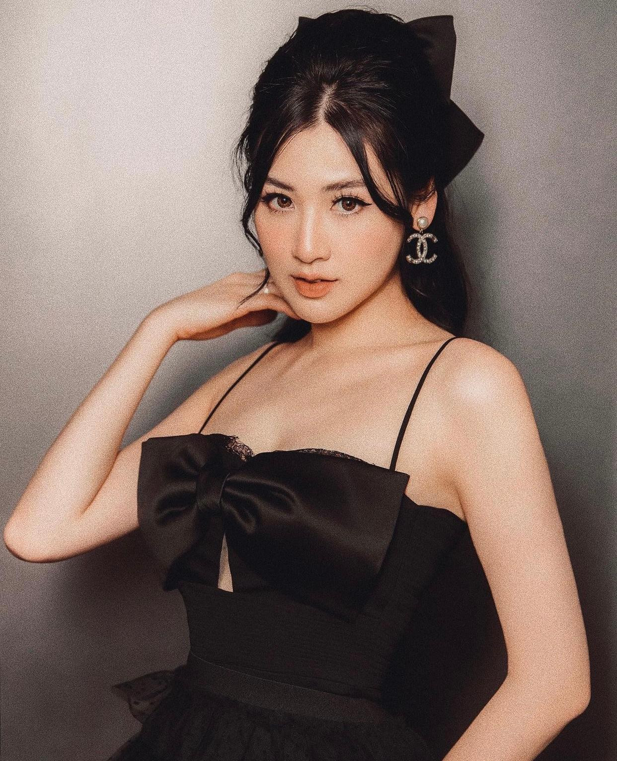 Mặc dù ở nhà nhưng nàng Á hậu Việt Nam 2012 vẫn toát lên thần thái, khí chất xinh đẹp.