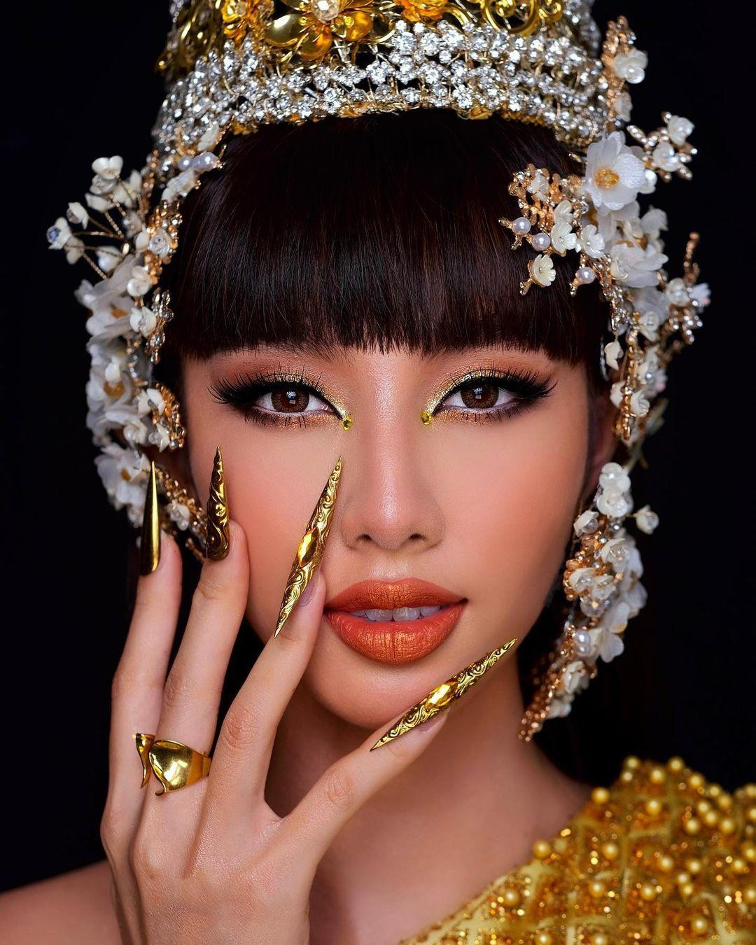 Nguyễn Thúc Thuỳ Tiên hoá thân thành cô nàng Thái Lan với trang phục dát vàng sang chảnh, cầu kỳ.