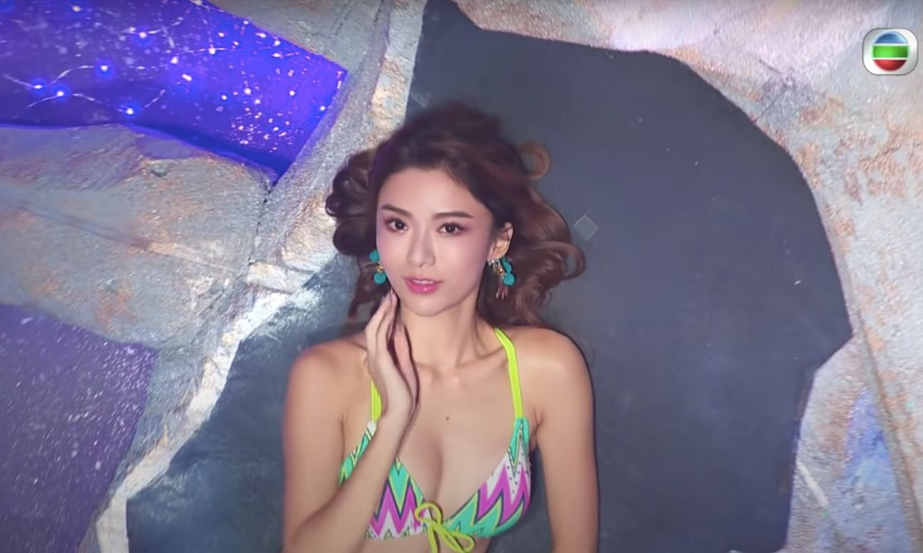 Các thí sinh nằm tạo dáng trong phần thi bikini. Các thí sinh nằm tạo dáng trong phần thi bikini.