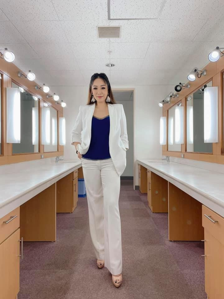 Hoa hậu Ngô Phương Lan thanh lịch, trẻ trung khi diện vest trắng.