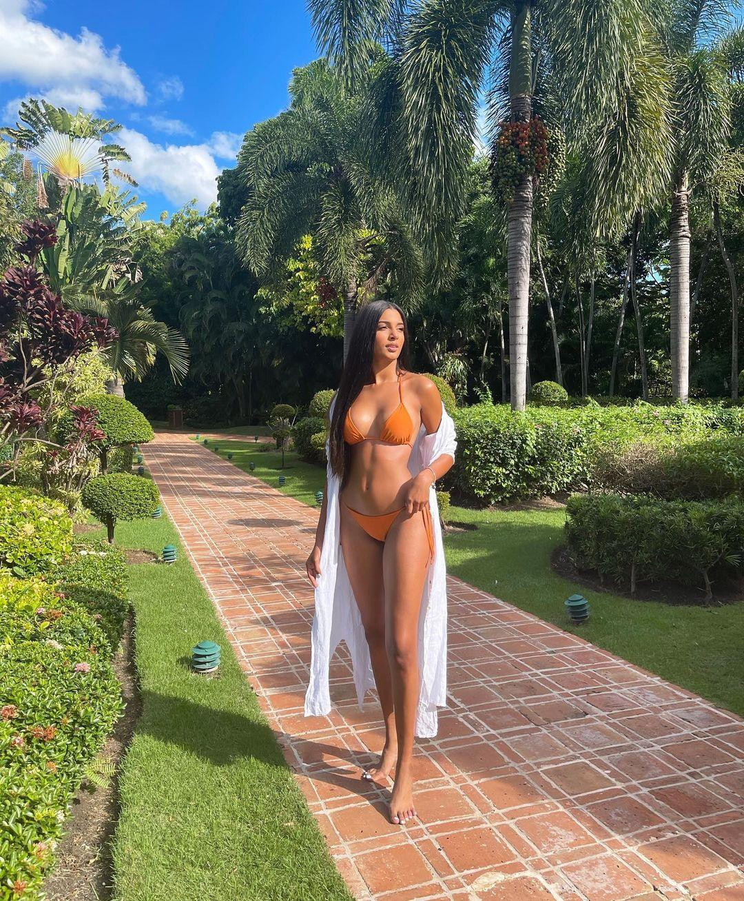 Celine Santos Frias cũng được đánh giá là một 'gà chiến' với kinh nghiệm thi thố sắc đẹp dày dặn. Cô từng giành danh hiệu Miss Duarte 2019. Người đẹp sau đó đại diện cho thành phố Duarte tham dự cuộc thi Miss Dominican Republic 2019 và lọt vào top 6.