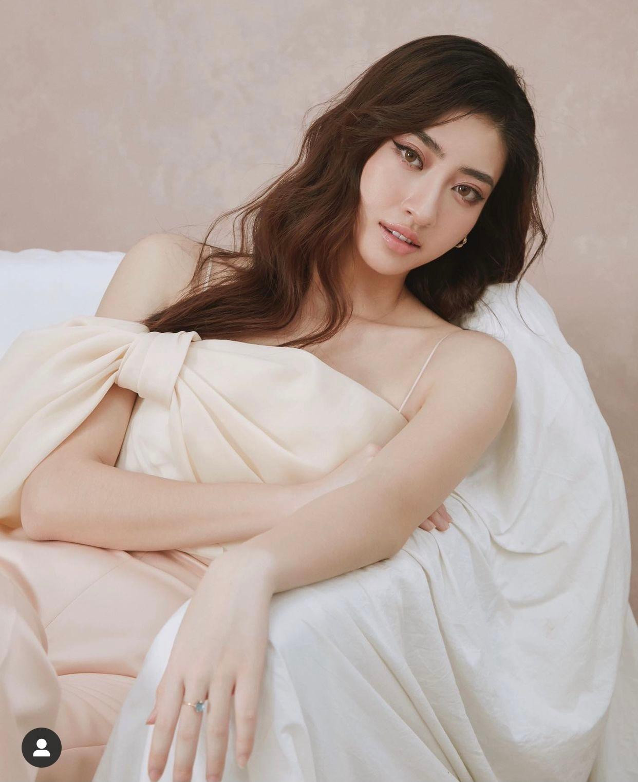 Không hẹn mà gặp, Hoa hậu Lương Thuỳ Linh cũng diện váy có kiểu dáng và màu sắc tương tự Đỗ Thị Hà.