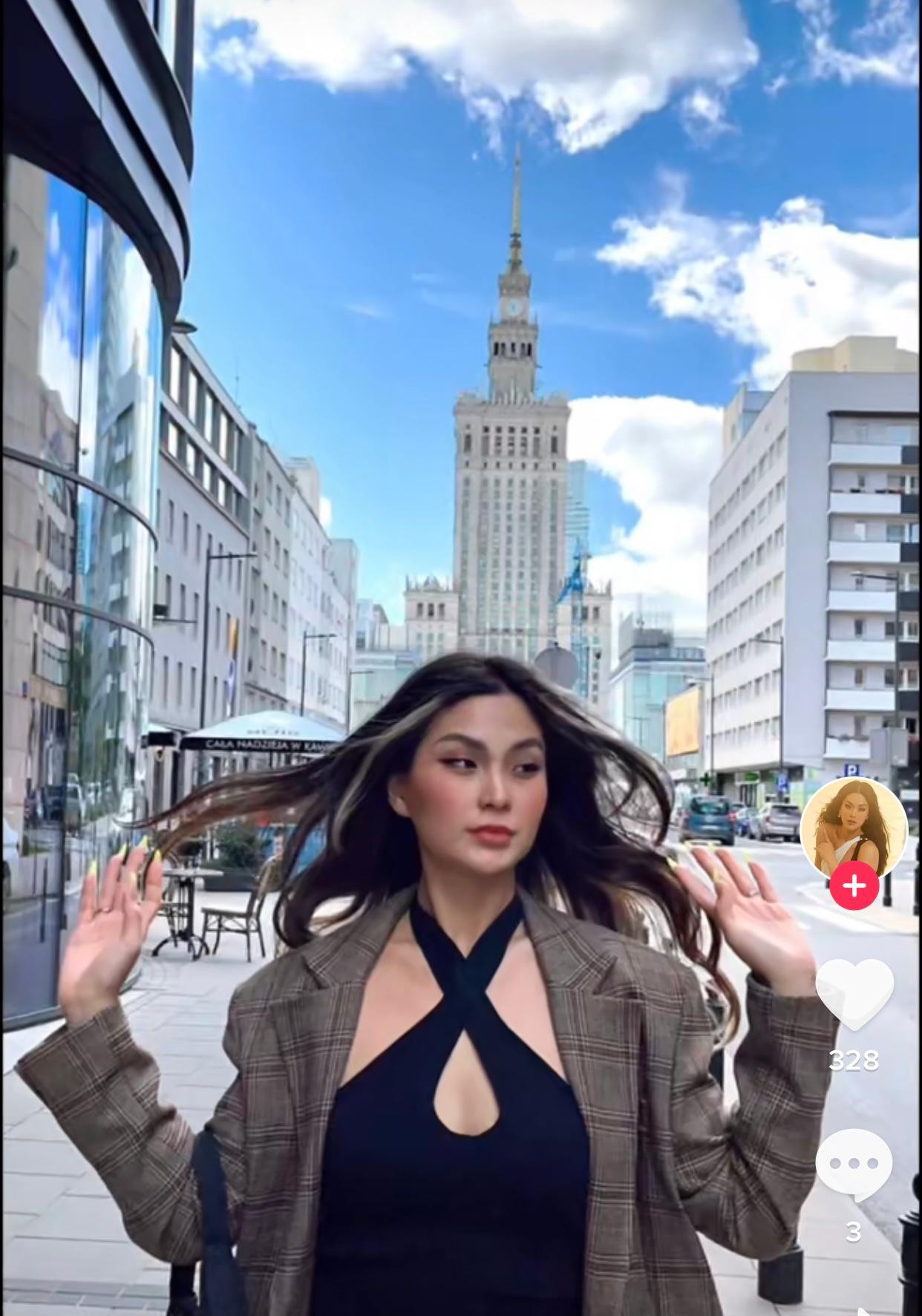 Người đẹp diện hàng loạt trang phục có thiết kế cắt xẻ lạ mắt khi dạo chơi ở châu Âu.