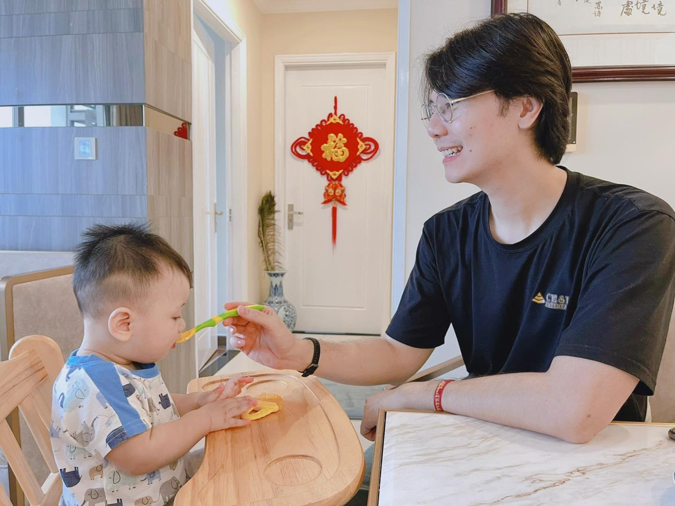 Á hậu Thuý Vân khoe ảnh ông xã đang cho con ăn cực kỳ đáng yêu.