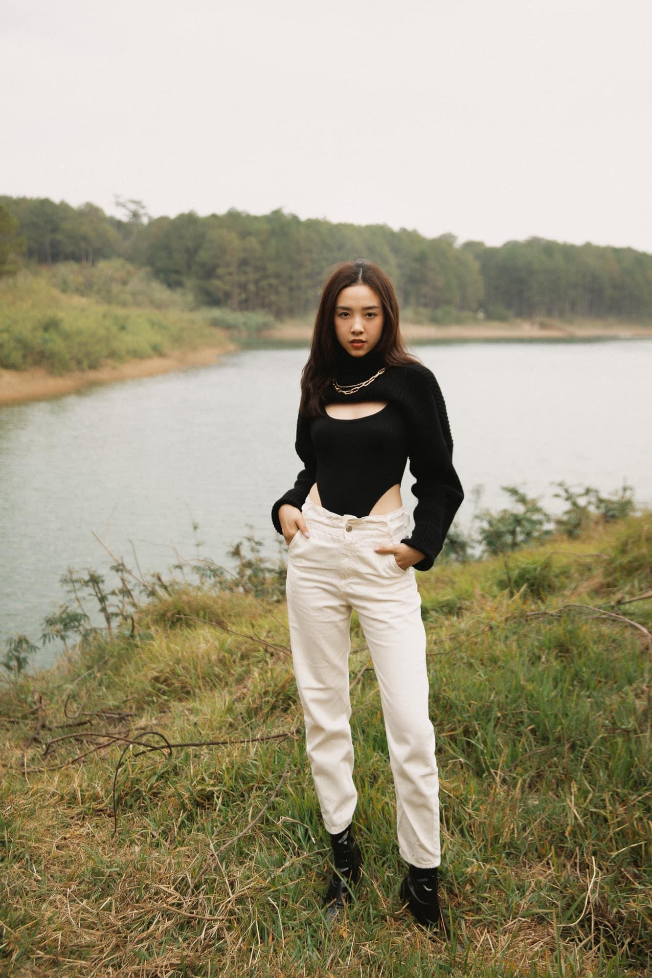 Người đẹp diện áo có thiết kế cắt xẻ táo bạo hai bên hông, khoe trọn đường cong quyến rũ.