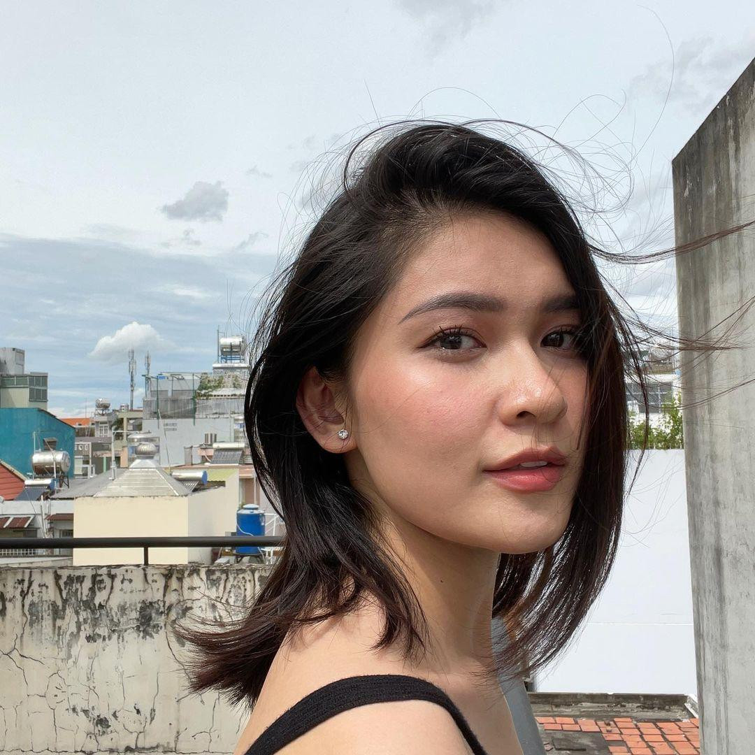 Mặc dù chỉ trang điểm nhẹ nhàng nhưng Á hậu Việt Nam 2016 vẫn thu hút bởi nhan sắc dịu dàng, trong trẻo.