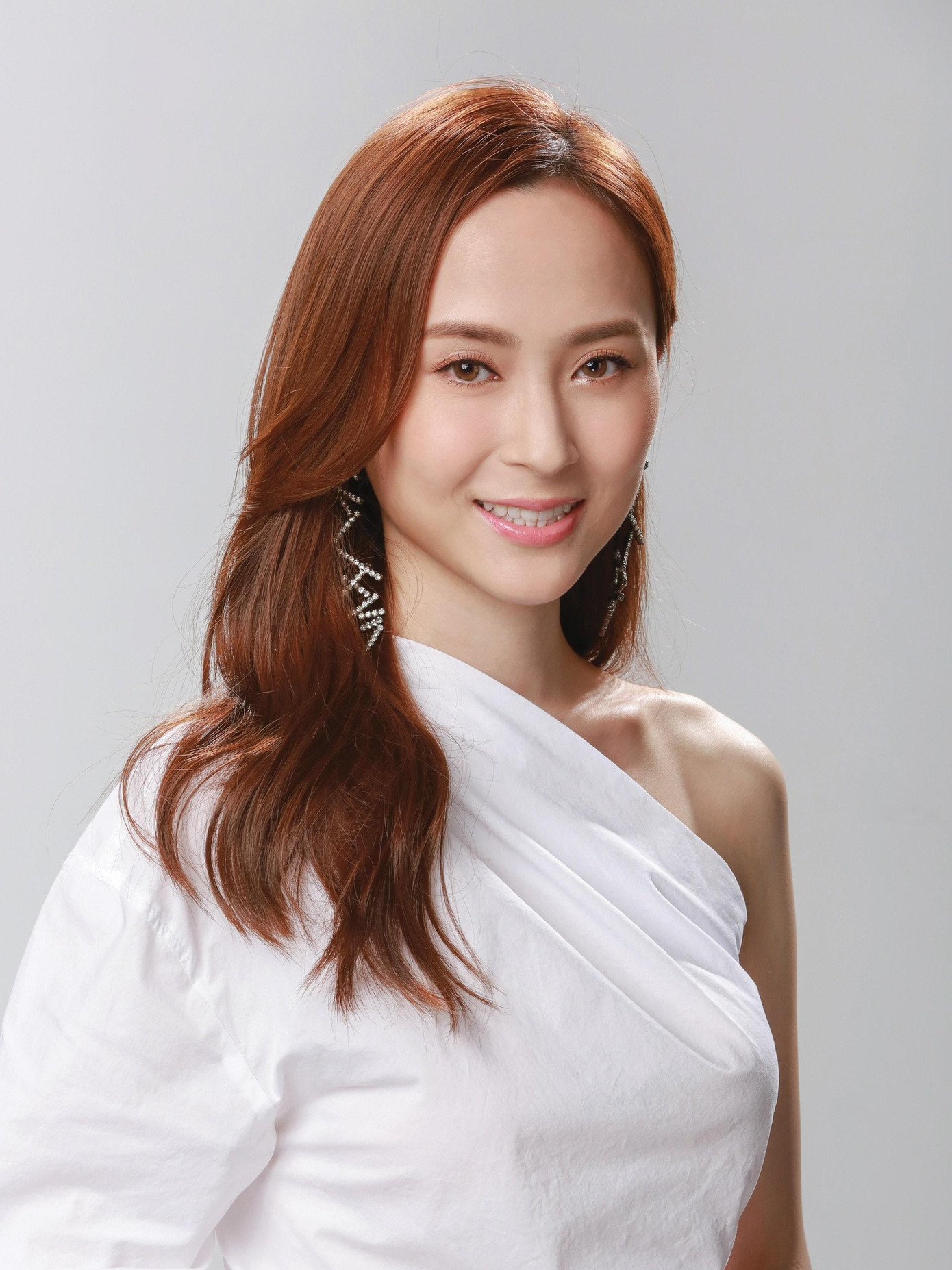 Thiệu Sơ năm nay 27 tuổi. Tại Hoa hậu Hong Kong 2021, cô giành giải á hậu 2 và Người đẹp Thân thiện.