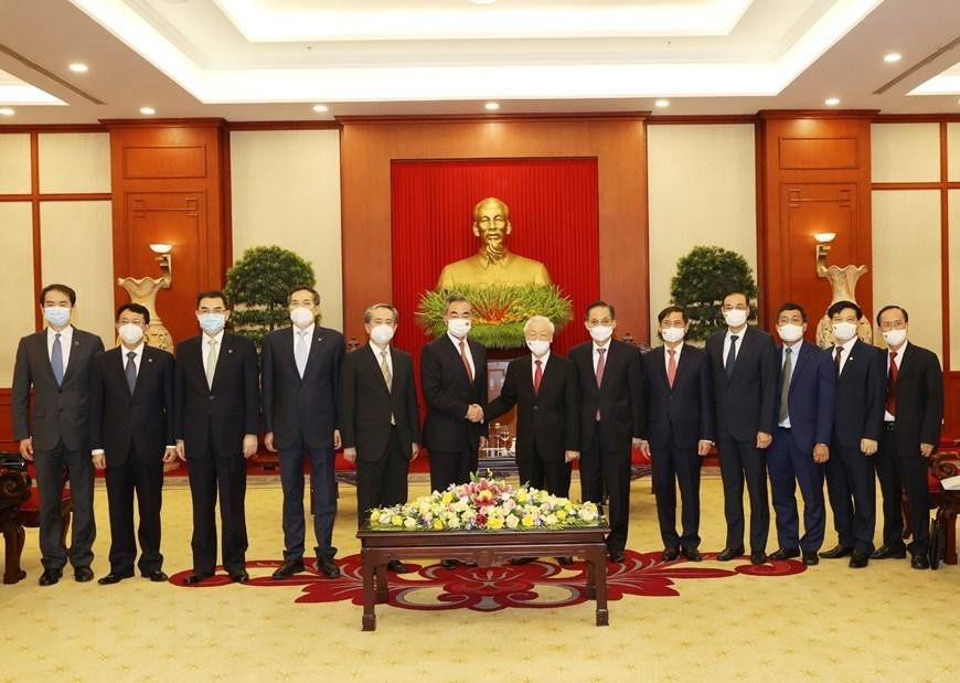 Tổng Bí thư Nguyễn Phú Trọng và Bộ trưởng Ngoại giao Trung Quốc Vương Nghị chụp ảnh chung với các đại biểu. (Ảnh: Trí Dũng/TTXVN) Tổng Bí thư Nguyễn Phú Trọng và Bộ trưởng Ngoại giao Trung Quốc Vương Nghị chụp ảnh chung với các đại biểu. (Ảnh: Trí Dũng/TTXVN)