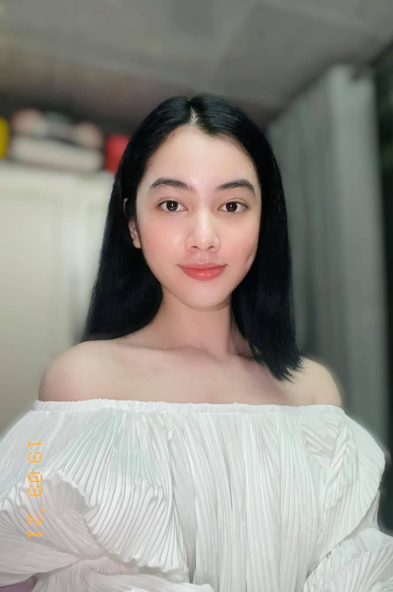 Người đẹp Cẩm Đan tự tin để mặt mộc, khoe vai trần quyến rũ.