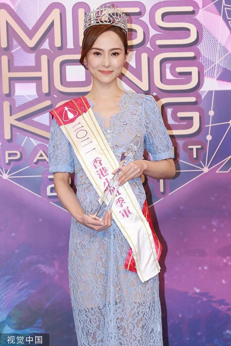 Trước những cáo buộc từ dư luận, Thiệu Sơ cũng lên tiếng phủ nhận. Cô khẳng định đây là thông tin sai sự thật. "Cha mẹ tôi không quen biết Tăng Chí Vỹ. Họ cũng không đến dự đêm chung kết thì làm sao có thể chụp ảnh với Phó tổng giám đốc đài. Hôm đó chỉ có anh họ và bạn trai đến ủng hộ tôi" - người đẹp khẳng định.