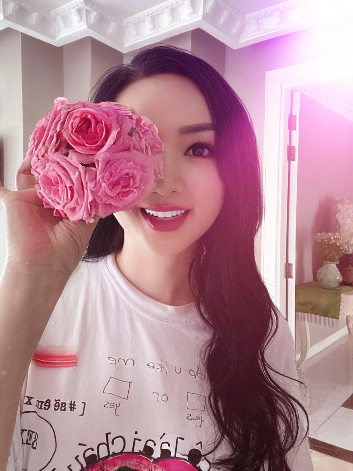 Ở nhà giãn cách, Hoa hậu Đền Hùng Giáng My vẫn khiến fans trầm trồ với nhan sắc chỉn chu, xinh đẹp và đặc biệt trẻ trung ở tuổi 50.