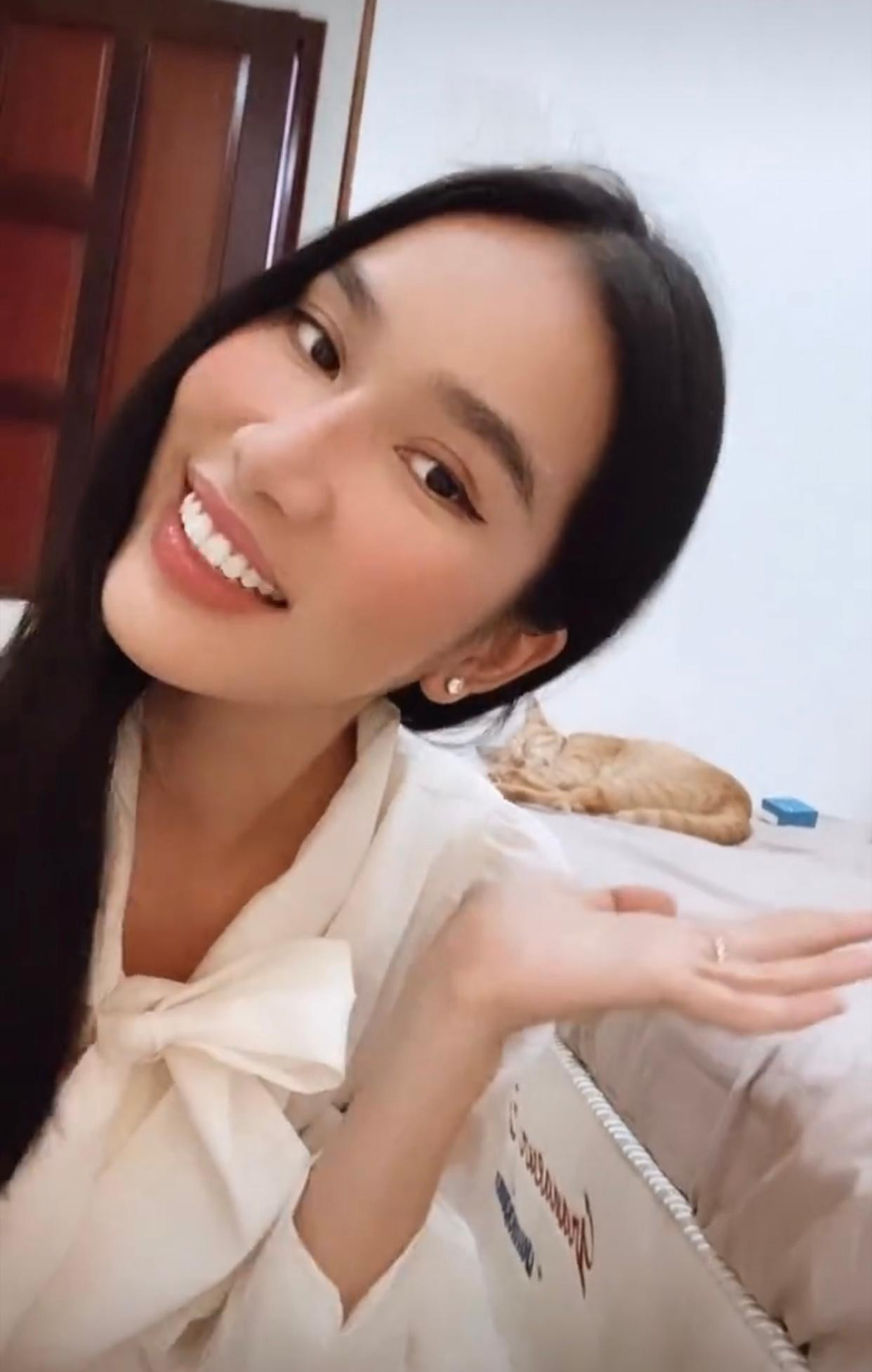 Á hậu Phương Anh diện sắc trắng thanh lịch, duyên dáng.