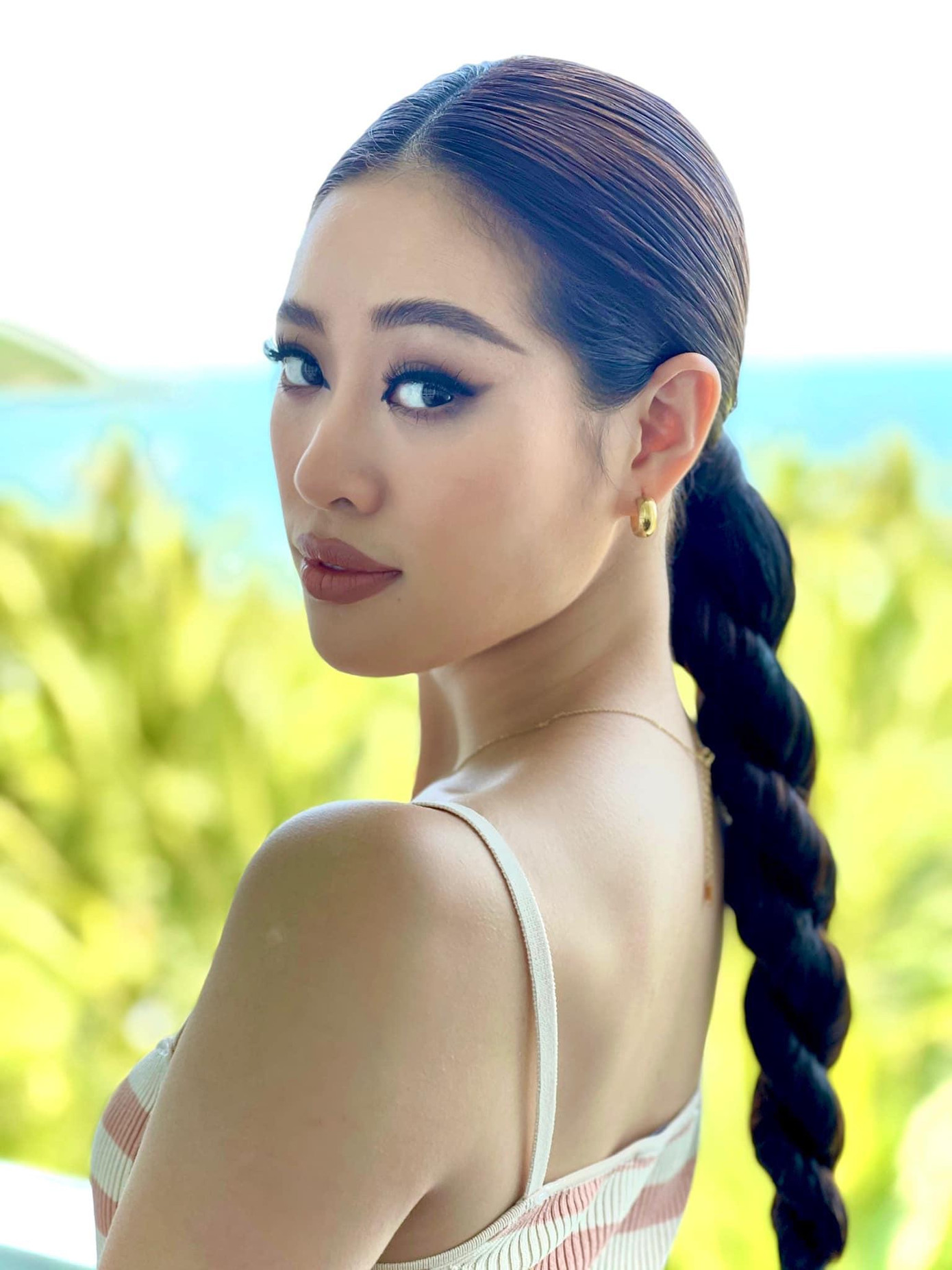 Hoa hậu Khánh Vân khoe nhan sắc xinh đẹp và quyến rũ.