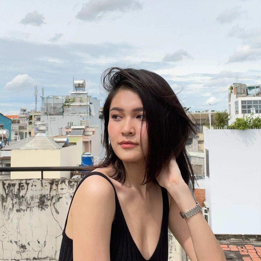 Á hậu Thuỳ Dung diện áo hai dây khoẻ khoắn và gợi cảm trong những ngày giãn cách.