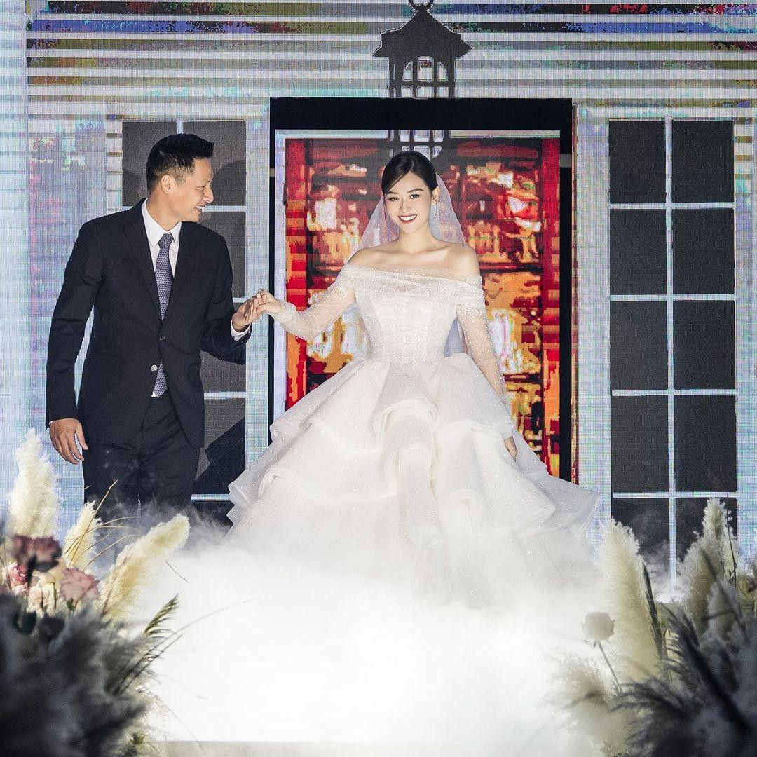 Nàng Á hậu đã bật khóc trong sự chúc phúc từ gia đình và bạn bè khi được bố dắt tay vào lễ đường. Tuy nhiên, người đẹp vẫn giữ bí mật hình ảnh về chân dung ông xã cho đến phút chót.